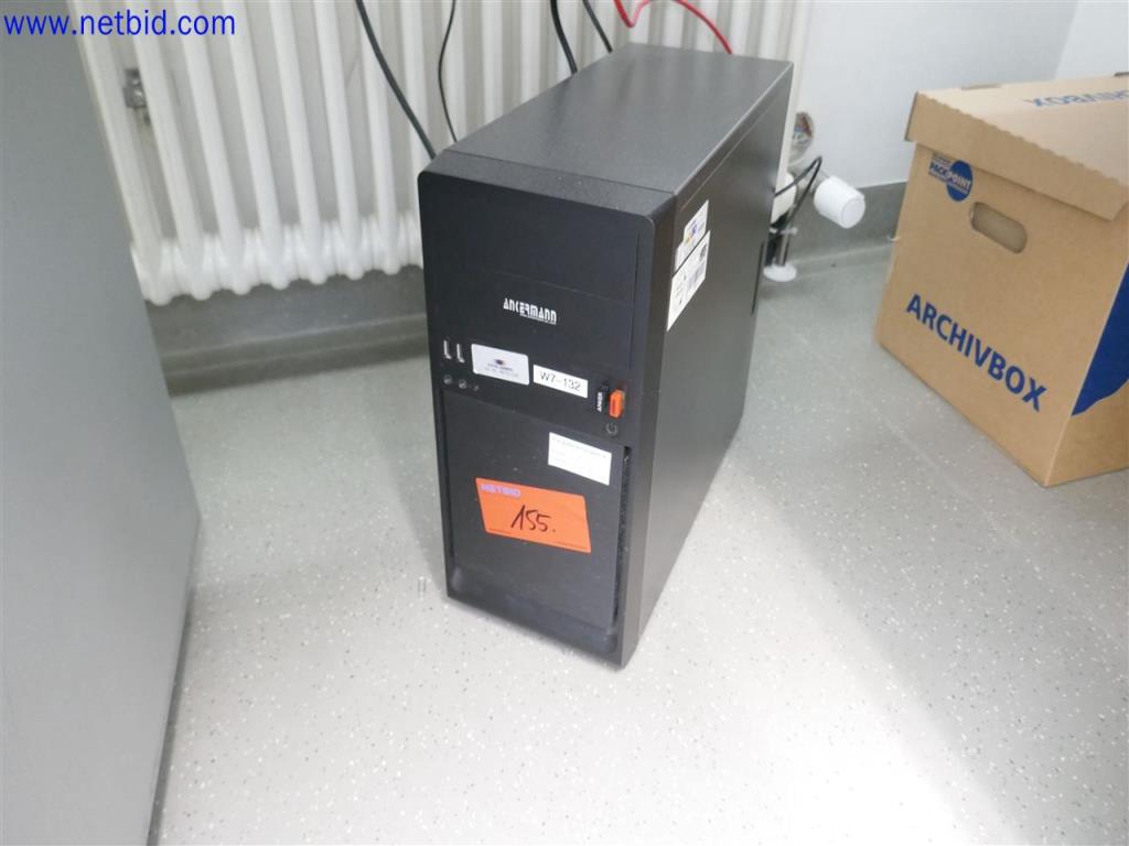 Dobře udržované a rozsáhlé laboratorní vybavení-3