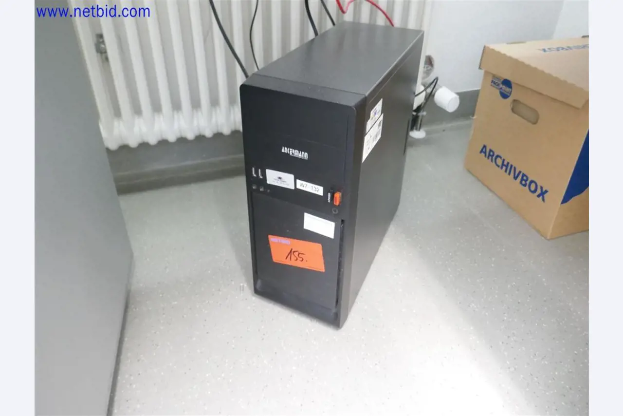 Dobře udržované a rozsáhlé laboratorní vybavení-3