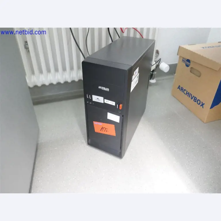 Dobře udržované a rozsáhlé laboratorní vybavení-3