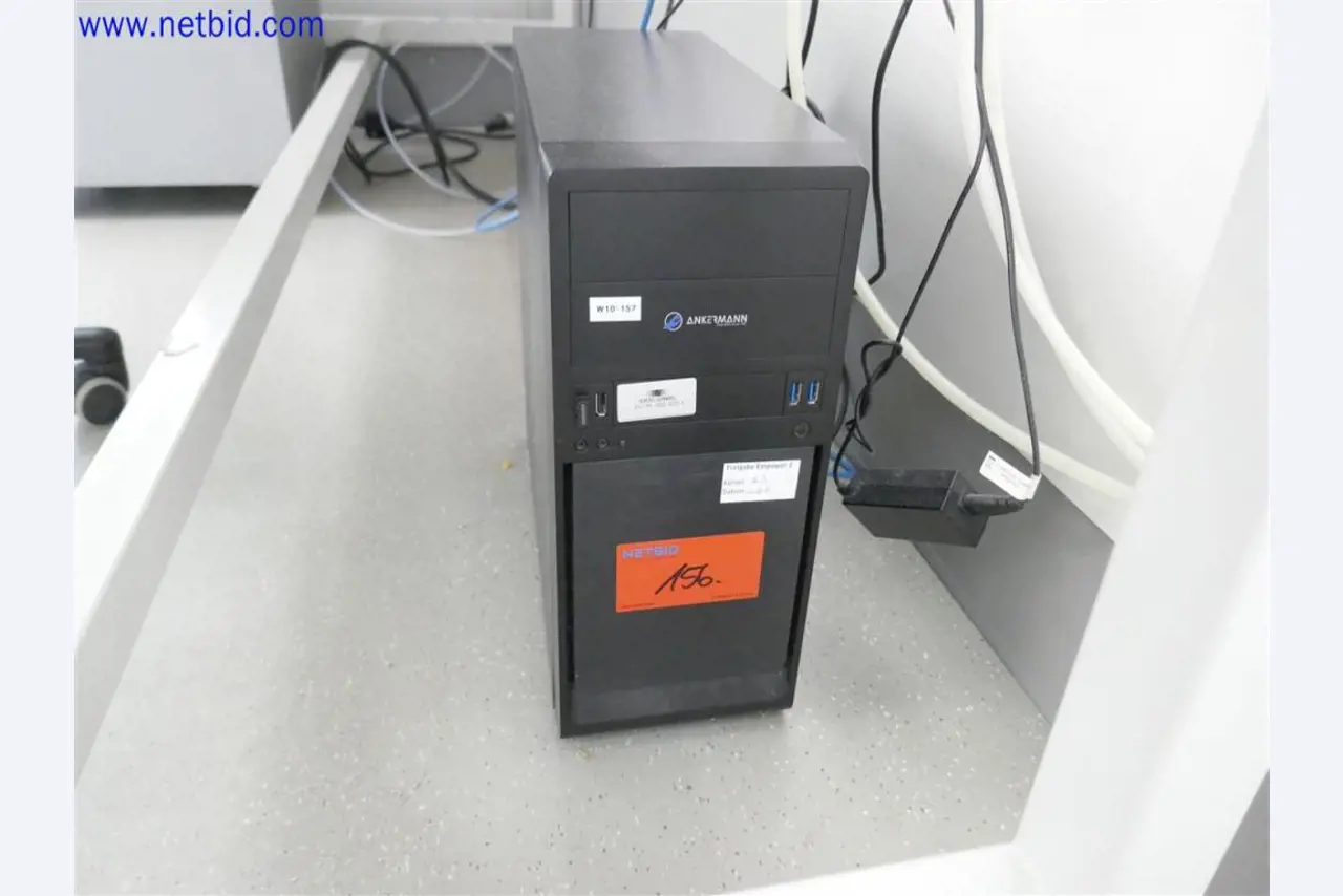 Dobře udržované a rozsáhlé laboratorní vybavení-1