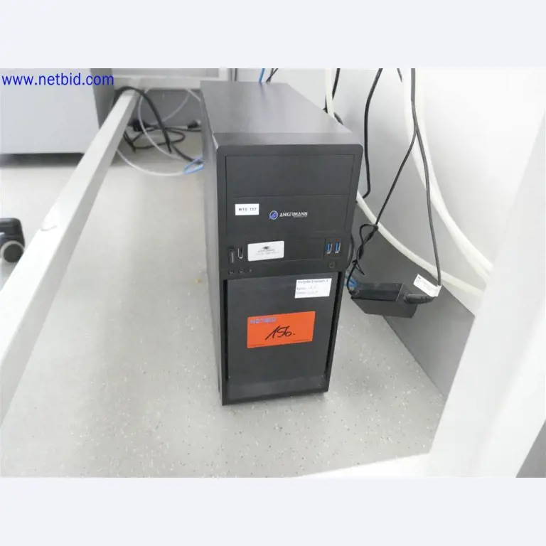 Dobře udržované a rozsáhlé laboratorní vybavení-1