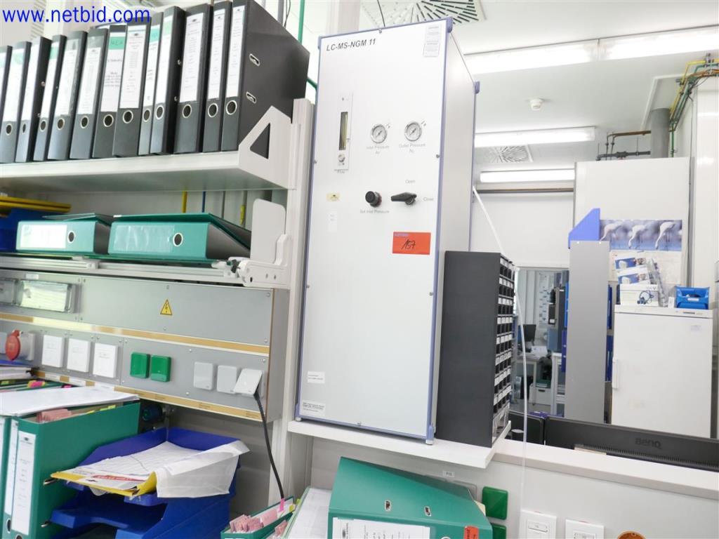 Gepflegte und umfangreiche Laborausstattung -1