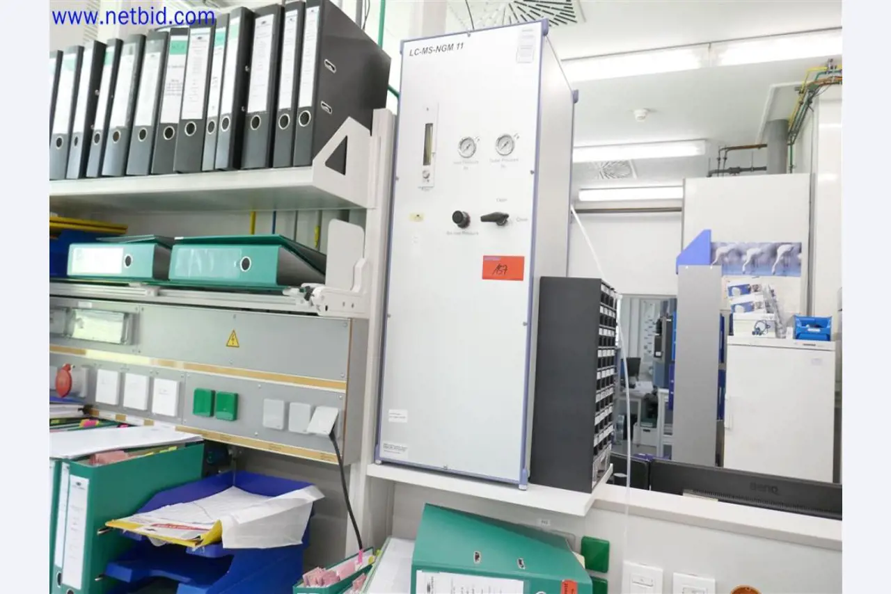 Gepflegte und umfangreiche Laborausstattung -1