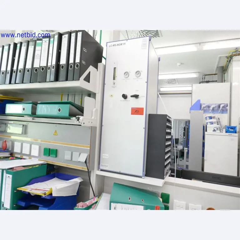 Gepflegte und umfangreiche Laborausstattung -1