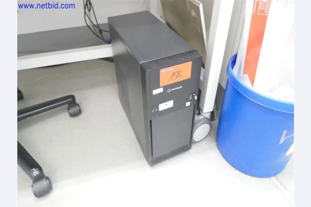 Dobře udržované a rozsáhlé laboratorní vybavení-1