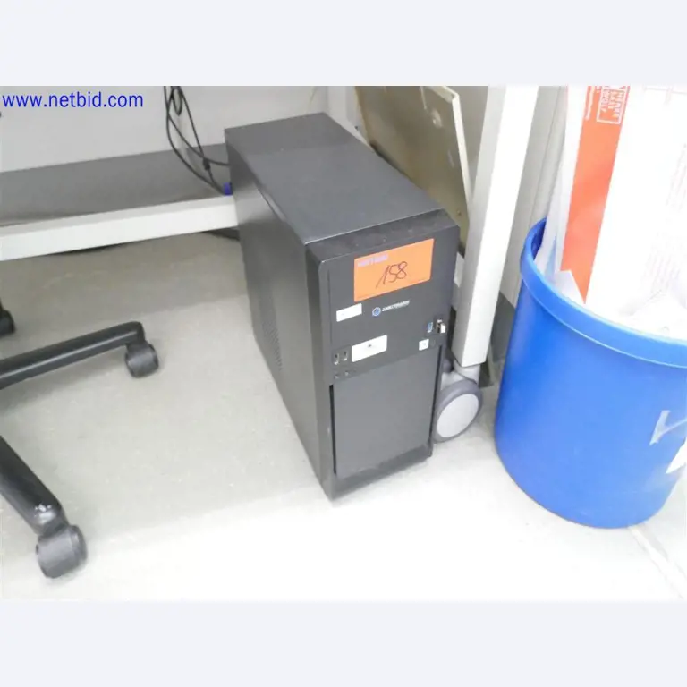 Dobře udržované a rozsáhlé laboratorní vybavení-1