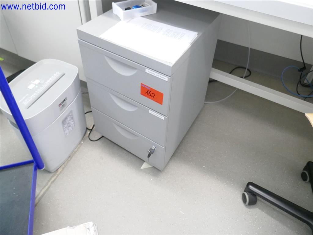 Dobře udržované a rozsáhlé laboratorní vybavení-1