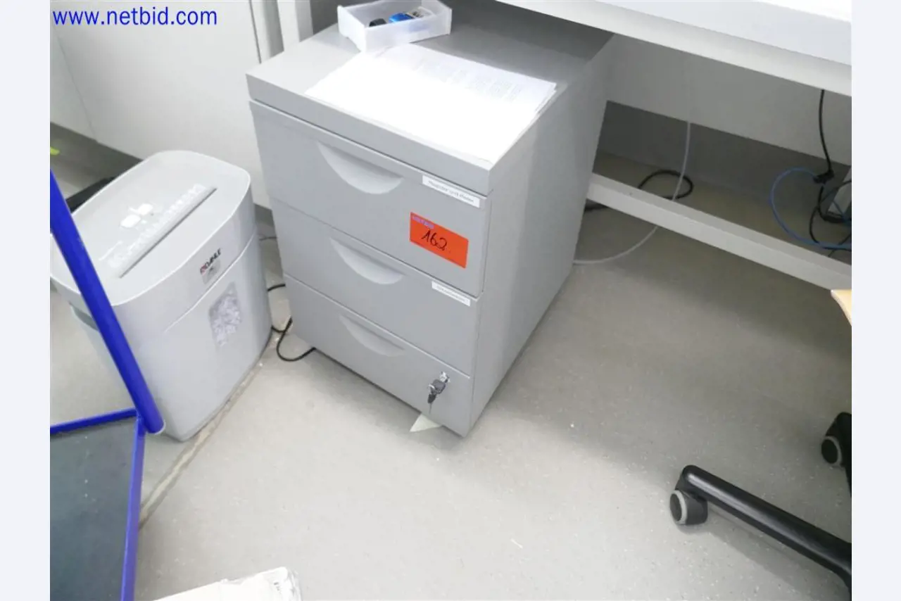 Dobře udržované a rozsáhlé laboratorní vybavení-1