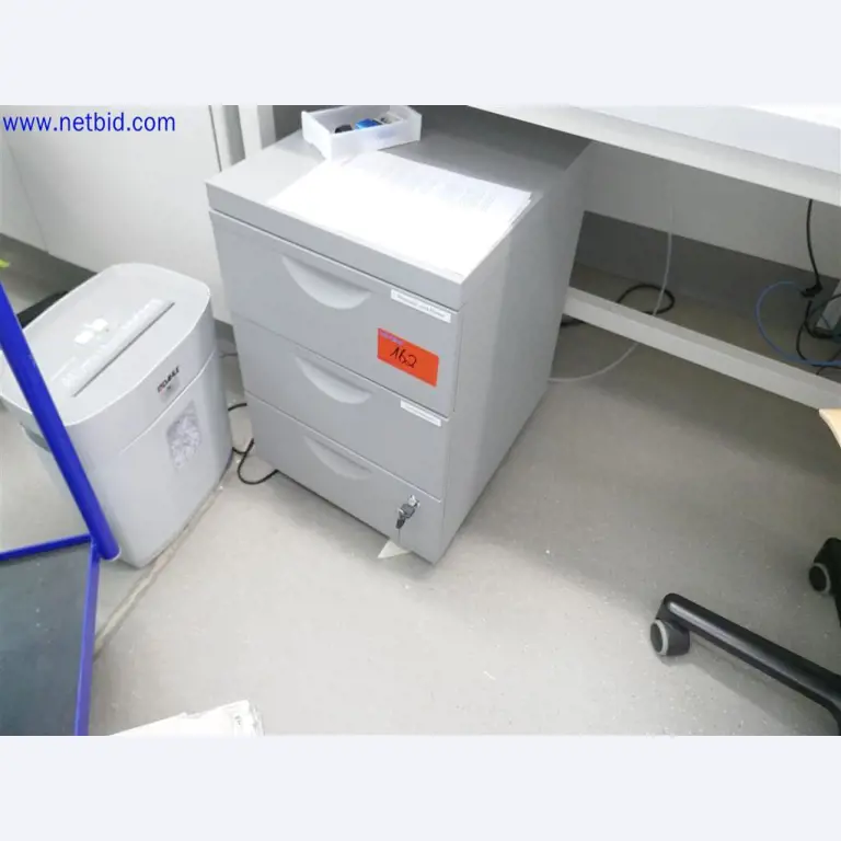 Dobře udržované a rozsáhlé laboratorní vybavení-1