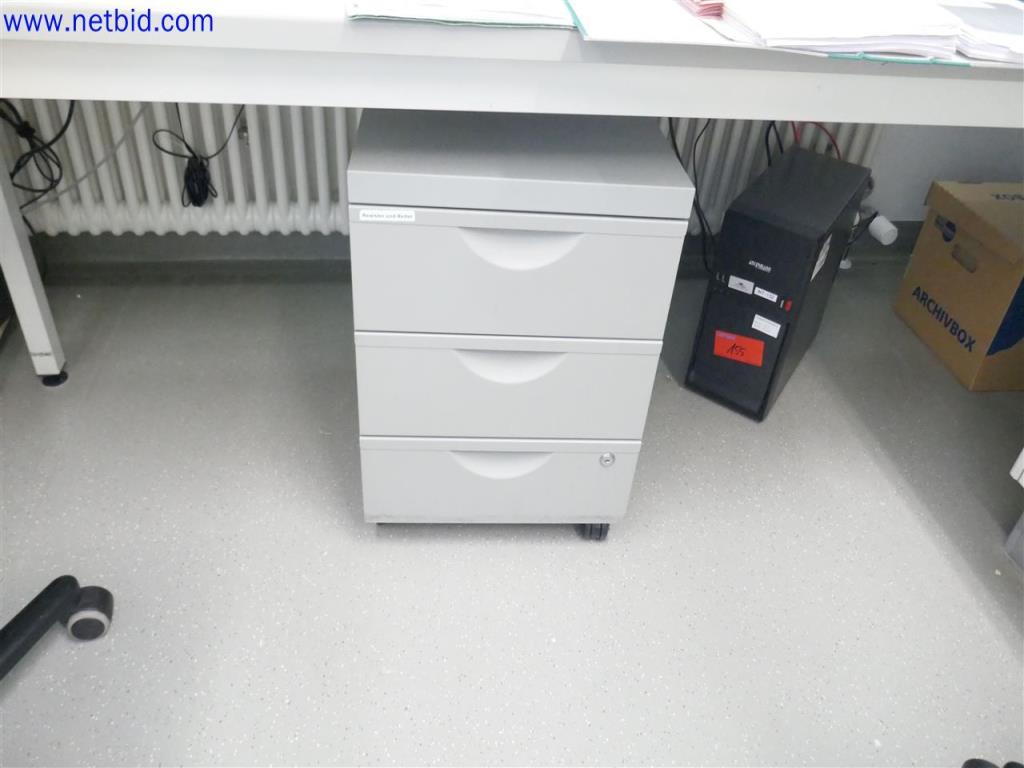 Dobře udržované a rozsáhlé laboratorní vybavení-2