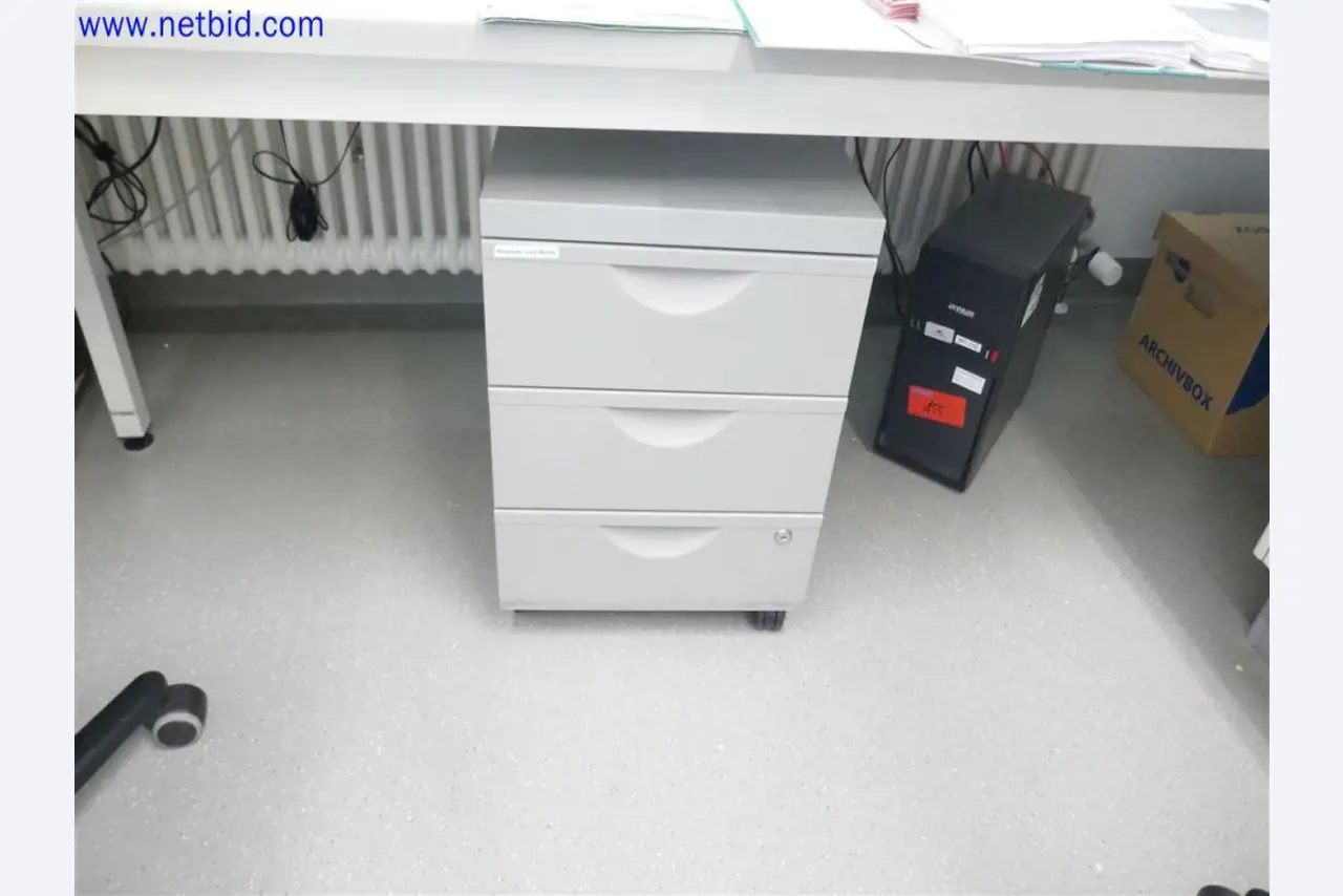 Dobře udržované a rozsáhlé laboratorní vybavení-2