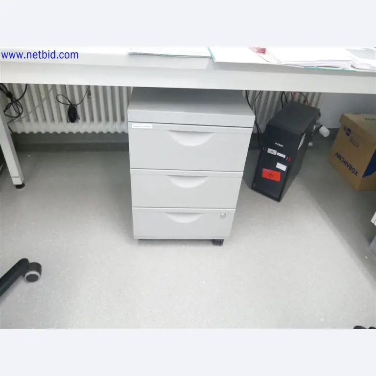 Dobře udržované a rozsáhlé laboratorní vybavení-2