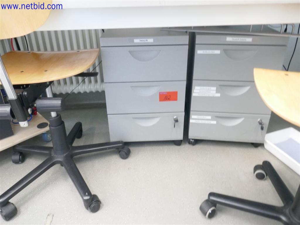 Dobře udržované a rozsáhlé laboratorní vybavení-3