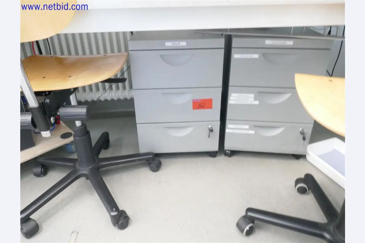 Dobře udržované a rozsáhlé laboratorní vybavení-3