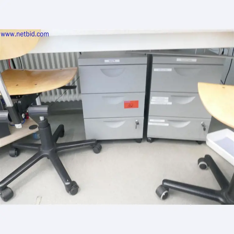 Dobře udržované a rozsáhlé laboratorní vybavení-3