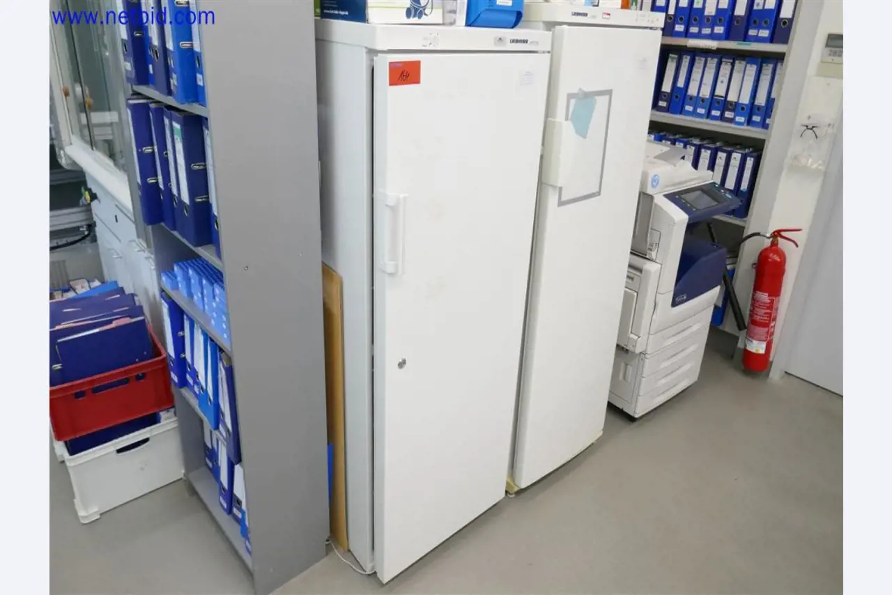 Equipos de laboratorio amplios y en buen estado-1