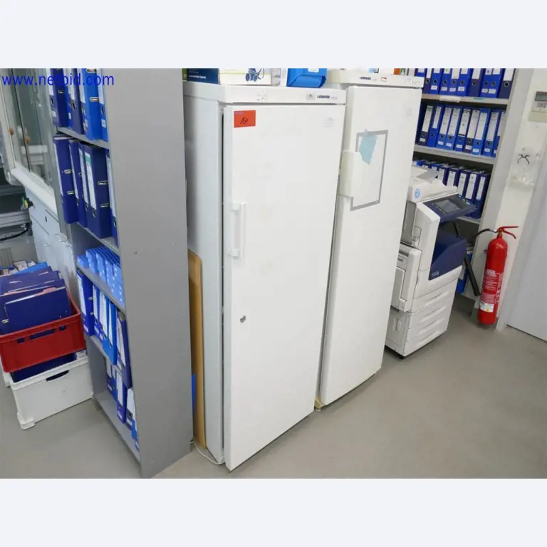 Equipos de laboratorio amplios y en buen estado-1