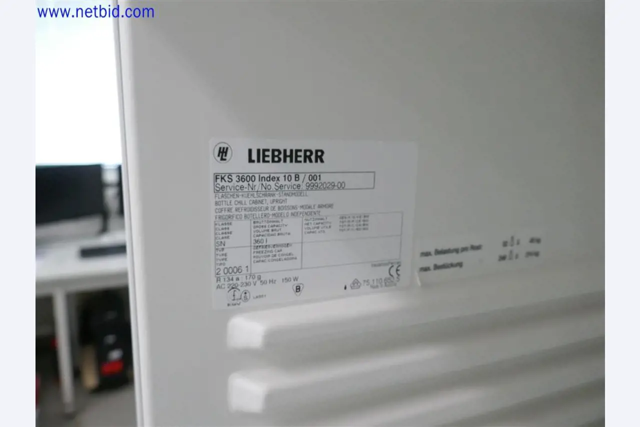 Equipos de laboratorio amplios y en buen estado-2