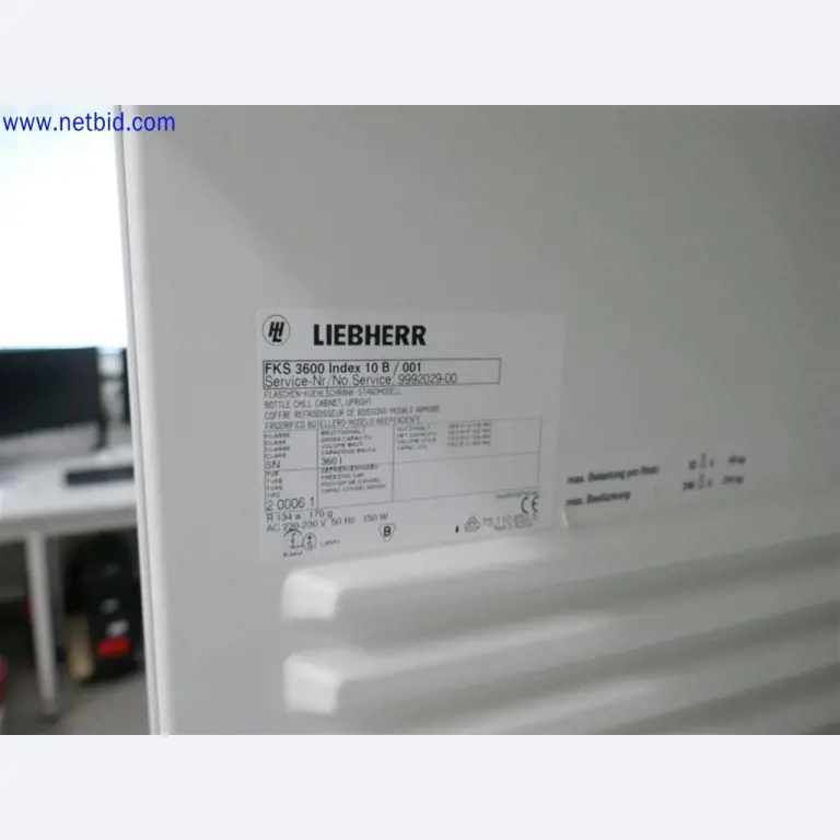 Equipos de laboratorio amplios y en buen estado-2