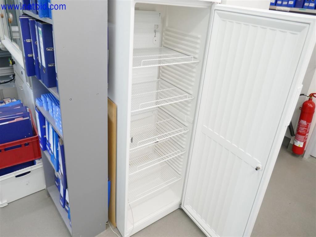 Dobře udržované a rozsáhlé laboratorní vybavení-3