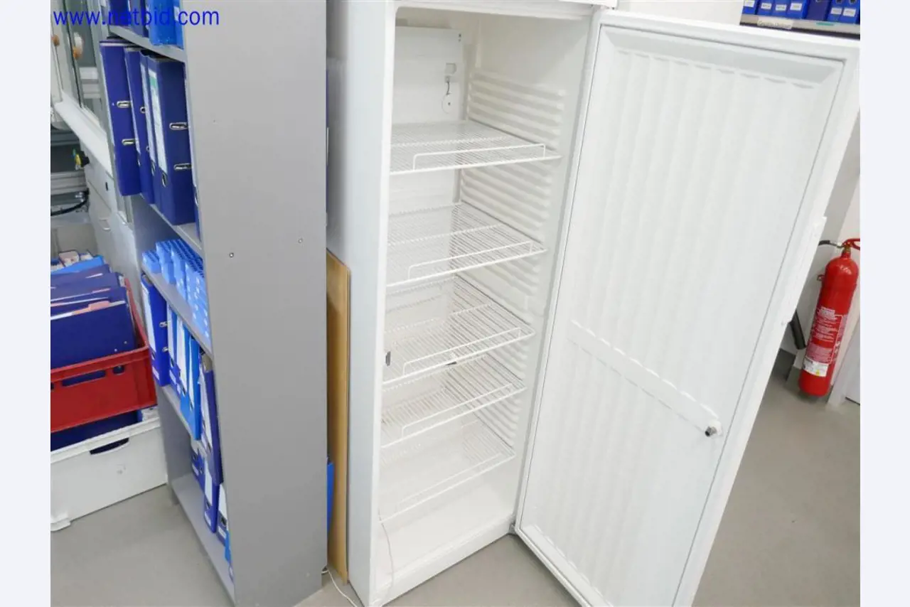 Equipos de laboratorio amplios y en buen estado-3