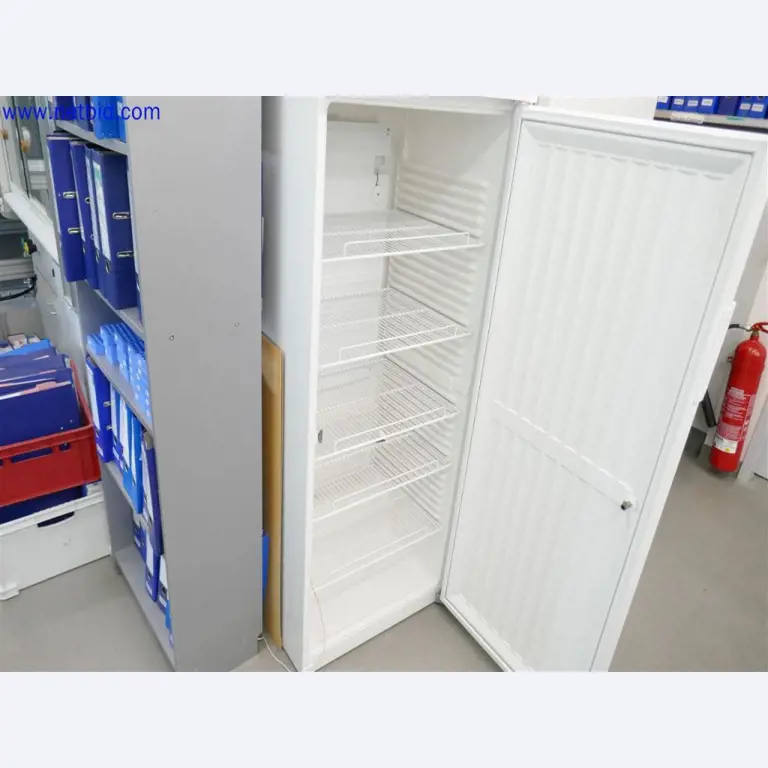 Equipos de laboratorio amplios y en buen estado-3