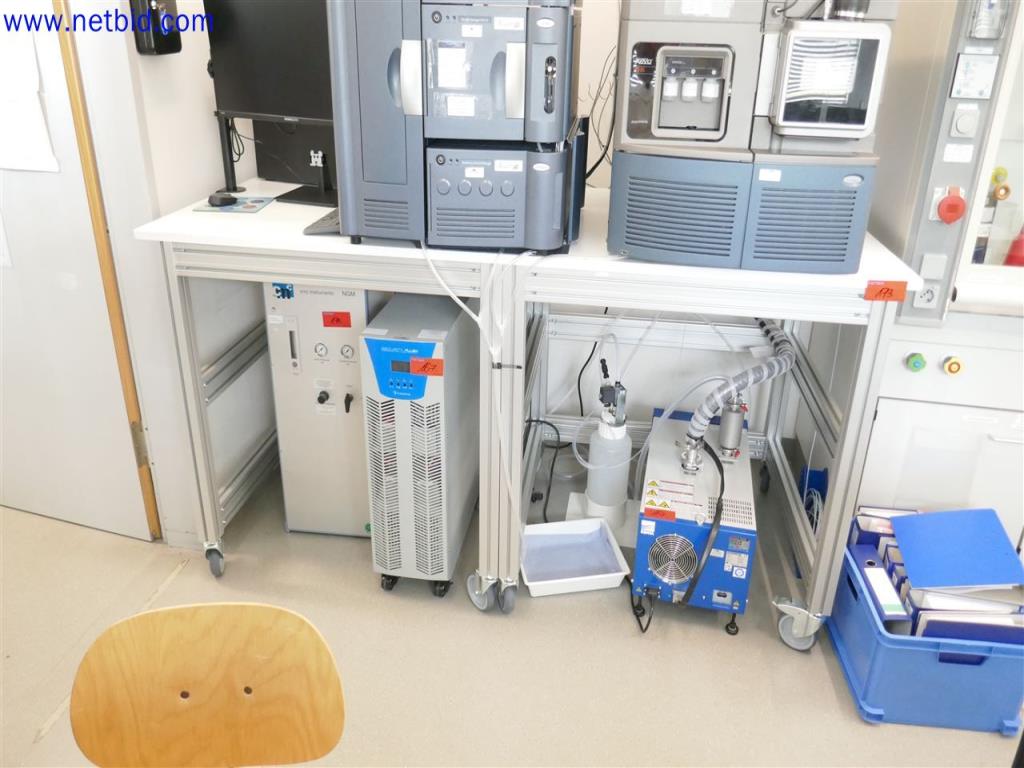 Equipos de laboratorio amplios y en buen estado-1