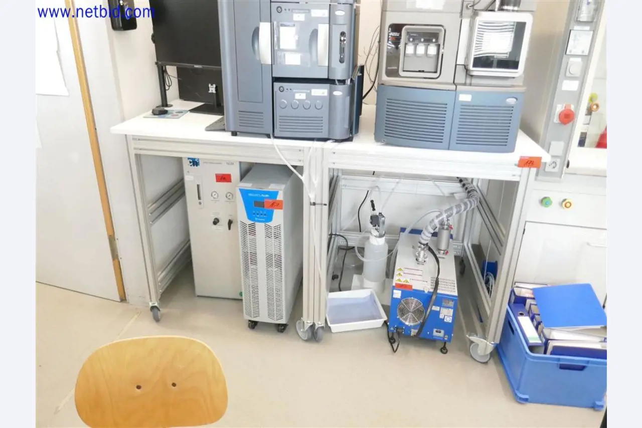 Equipos de laboratorio amplios y en buen estado-1