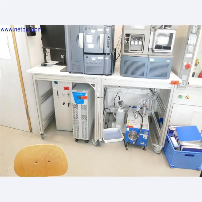 Equipos de laboratorio amplios y en buen estado-1