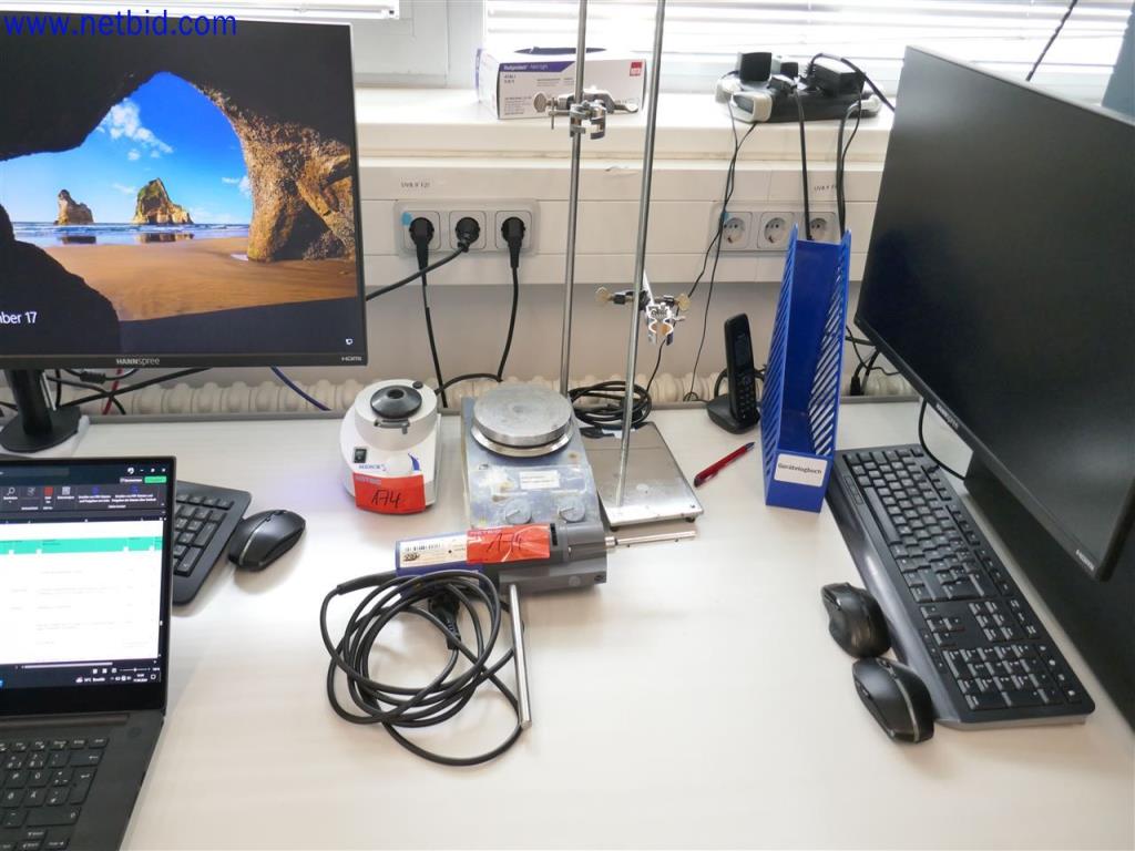 Gepflegte und umfangreiche Laborausstattung -1