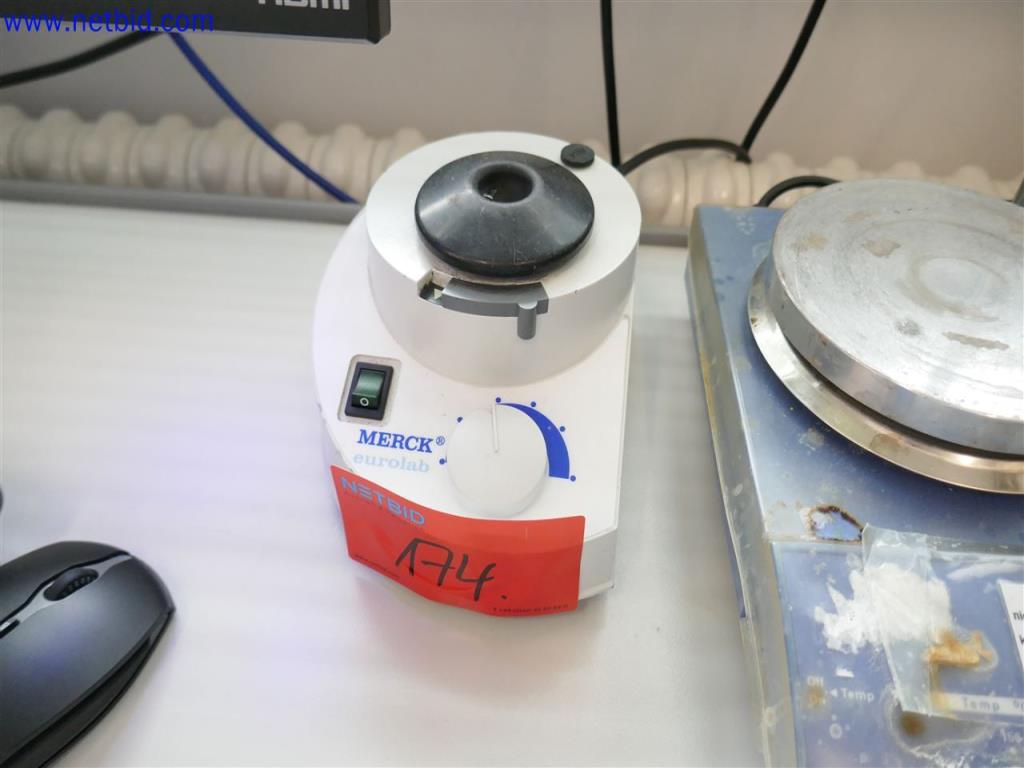 Gepflegte und umfangreiche Laborausstattung -3