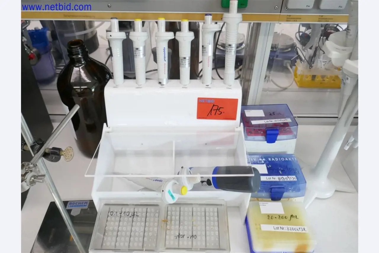 Gepflegte und umfangreiche Laborausstattung -1