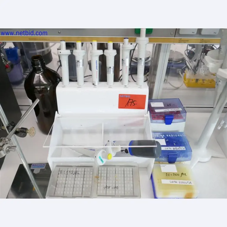 Gepflegte und umfangreiche Laborausstattung -1