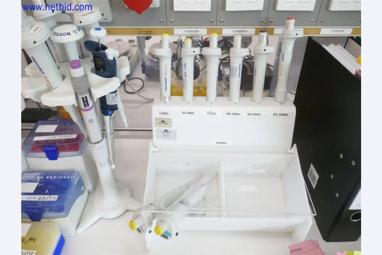 Gepflegte und umfangreiche Laborausstattung -2