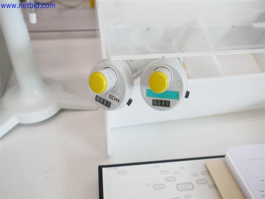 Gepflegte und umfangreiche Laborausstattung -3