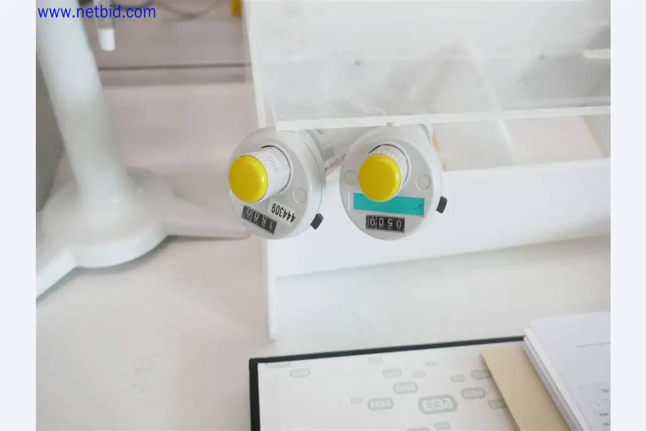 Gepflegte und umfangreiche Laborausstattung -3