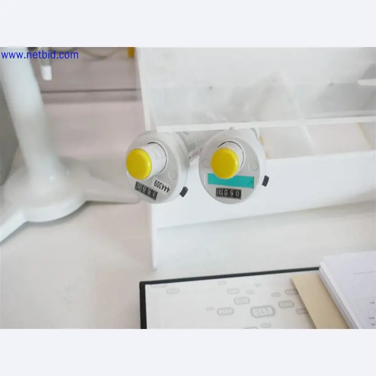 Gepflegte und umfangreiche Laborausstattung -3