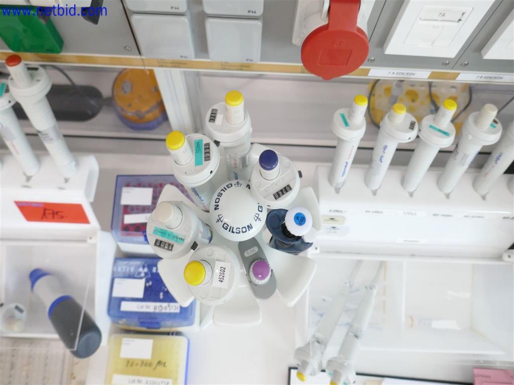 Gepflegte und umfangreiche Laborausstattung -4