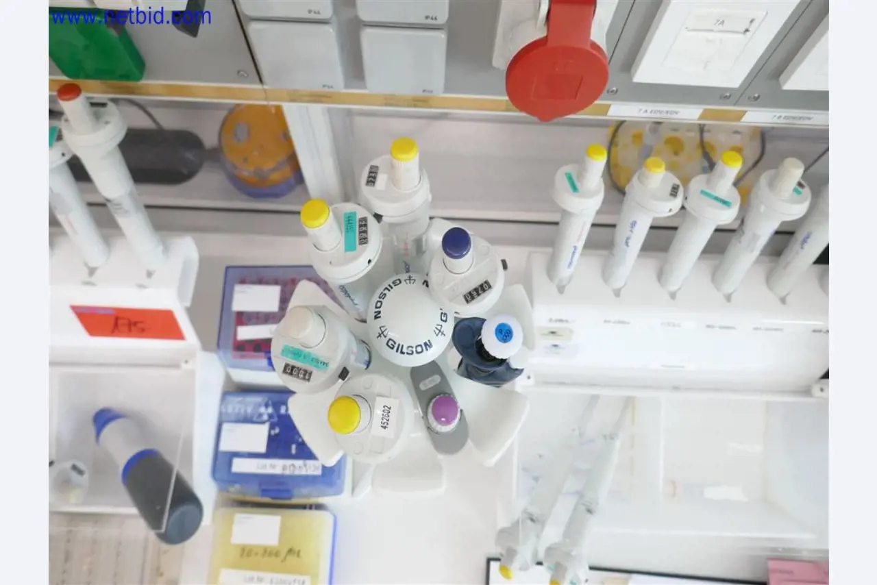 Gepflegte und umfangreiche Laborausstattung -4