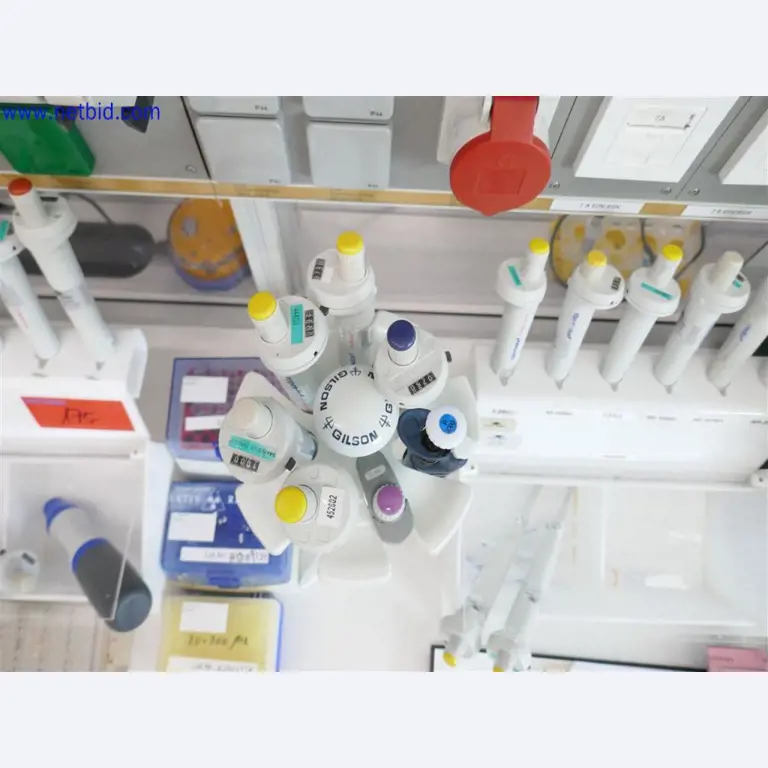 Gepflegte und umfangreiche Laborausstattung -4