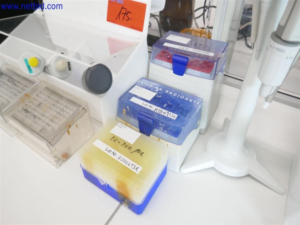 Gepflegte und umfangreiche Laborausstattung -5