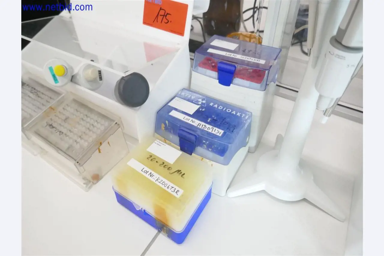 Gepflegte und umfangreiche Laborausstattung -5