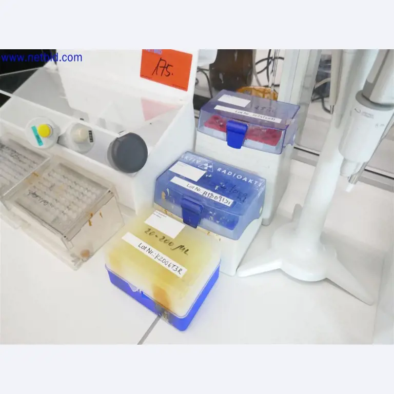 Gepflegte und umfangreiche Laborausstattung -5