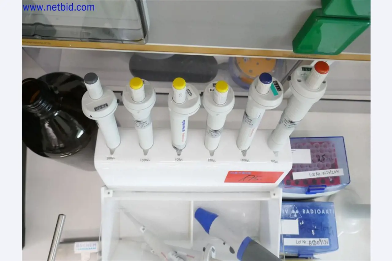 Gepflegte und umfangreiche Laborausstattung -6