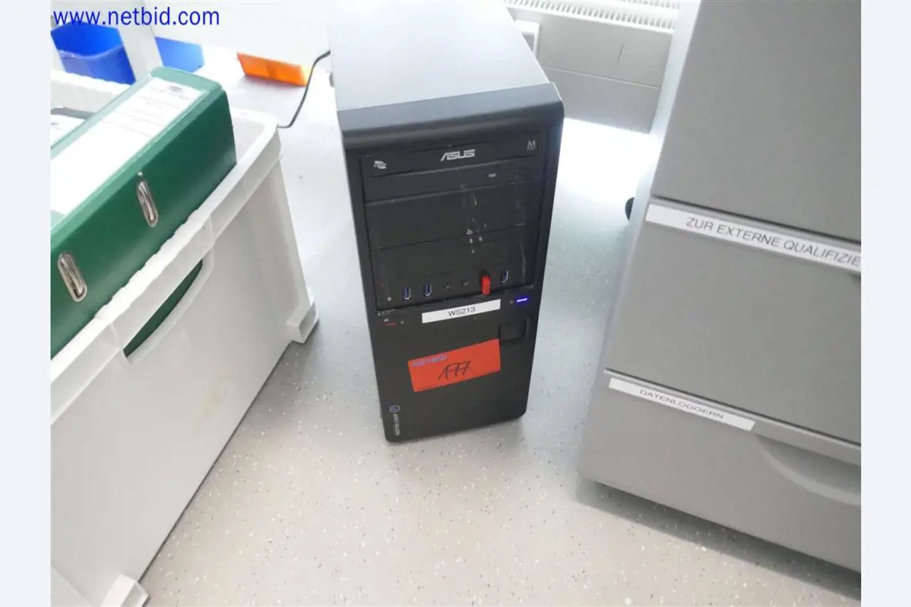 Dobře udržované a rozsáhlé laboratorní vybavení-3