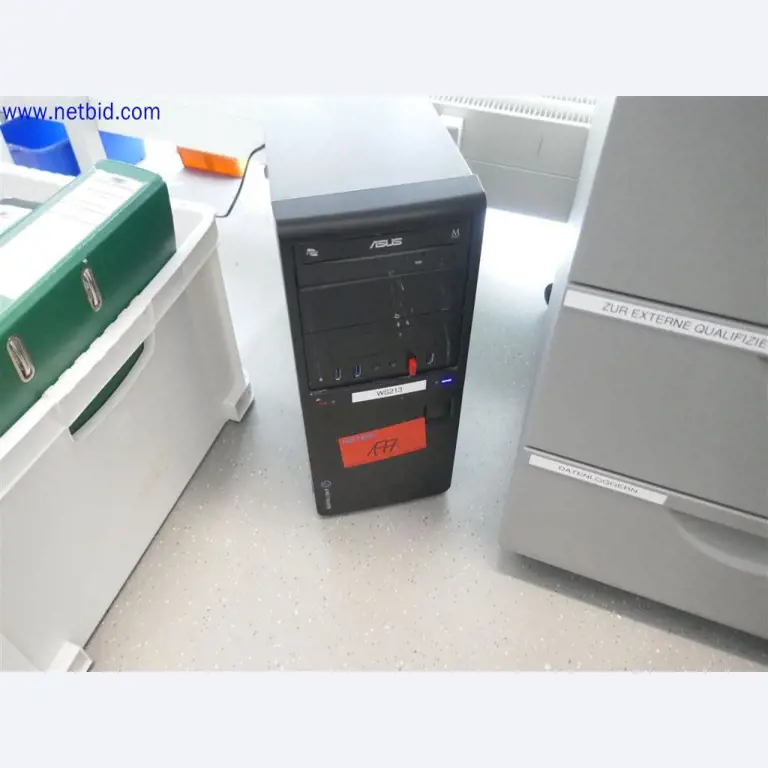 Dobře udržované a rozsáhlé laboratorní vybavení-3