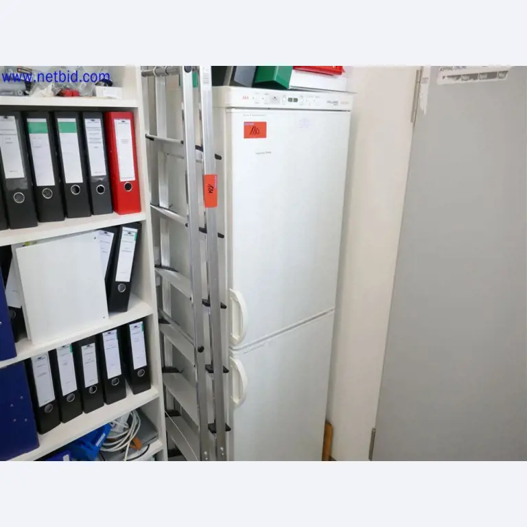 Dobře udržované a rozsáhlé laboratorní vybavení-1