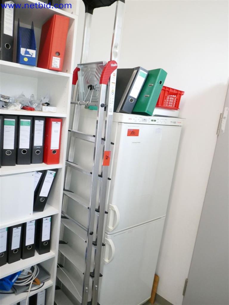 Gepflegte und umfangreiche Laborausstattung -1