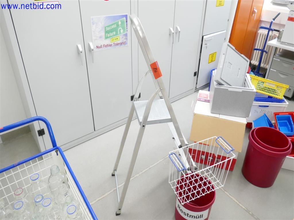 Gepflegte und umfangreiche Laborausstattung -2