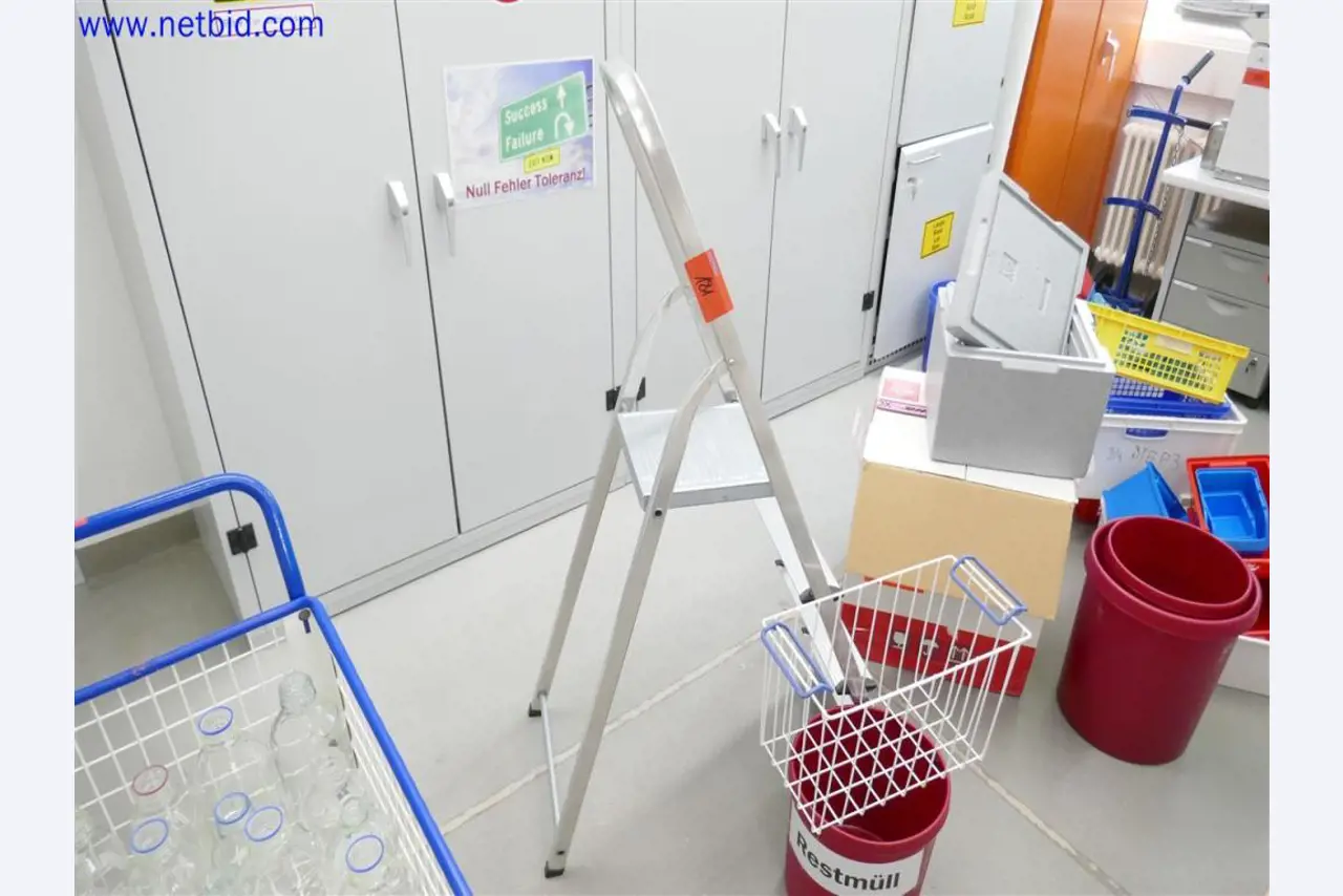 Dobře udržované a rozsáhlé laboratorní vybavení-2